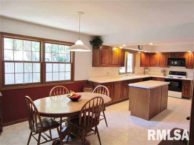 2017 Meadowbrook Road Davenport, IA 52807 - Photo 10 of 24 Gallery Image 10
