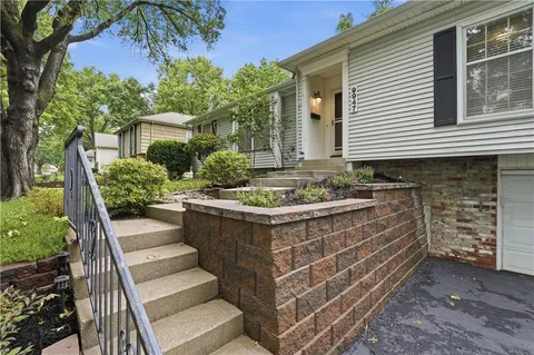 $375,000 | 9947 Ballentine Drive, Overland Park, KS 66214