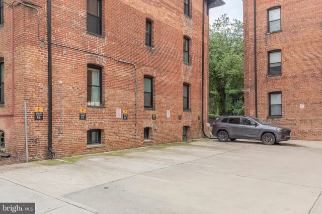 $2,100 | 1575 Spring Place Northwest, Unit 23, Washington, DC 20010