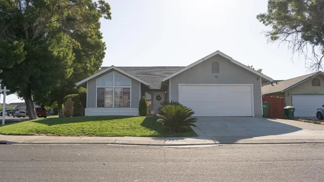 a front view of house with yard and garage