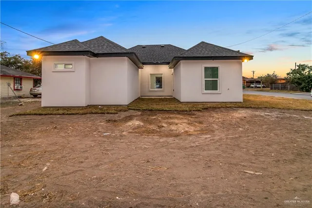 a view of a house with a yard