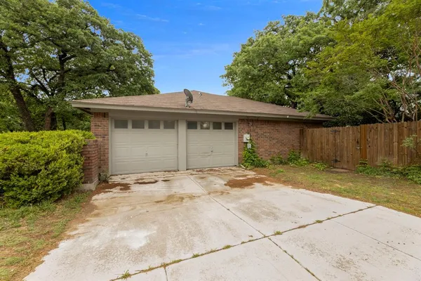 $2,350 | 5622 Woodhollow Drive, Arlington, TX 76016