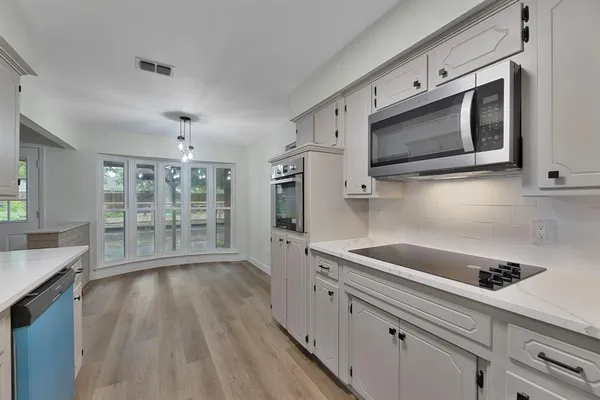 $2,350 | 5622 Woodhollow Drive, Arlington, TX 76016