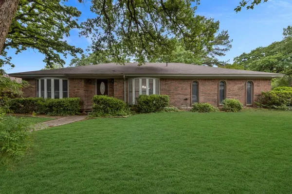 $2,350 | 5622 Woodhollow Drive, Arlington, TX 76016