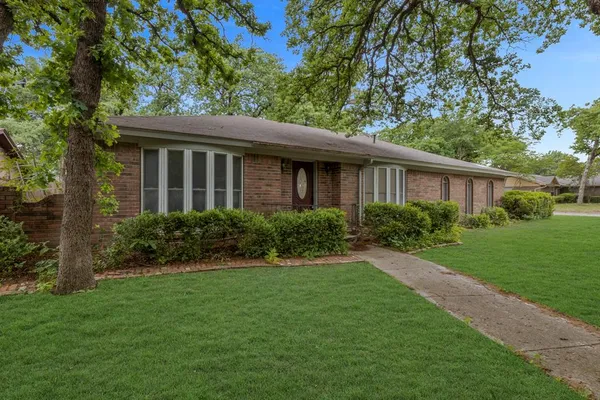 $2,350 | 5622 Woodhollow Drive, Arlington, TX 76016