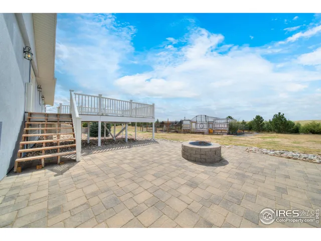 a view of an house with backyard