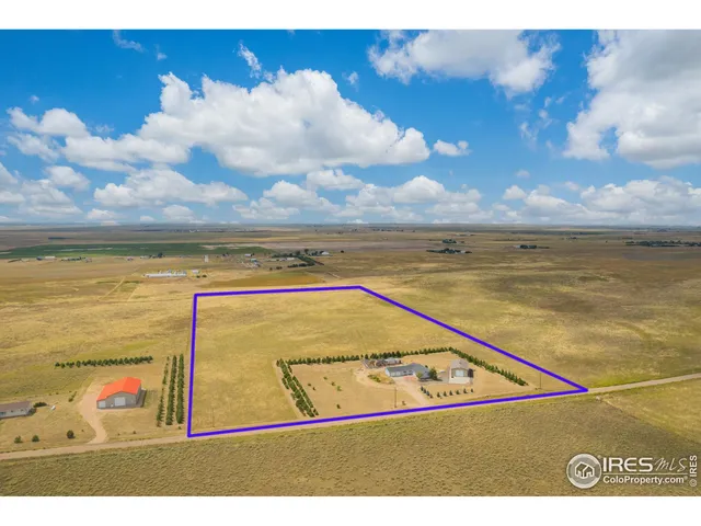 a view of a tennis court