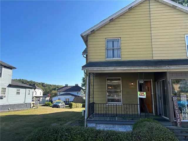 a view of a house with a yard and plants