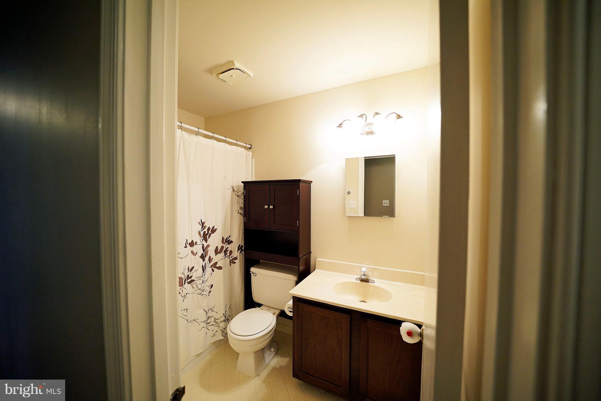 4304 Cub Run Road Chantilly, VA 20151 - Photo 21 of 27 UPSTAIRS HALLWAY FULL BATH 1