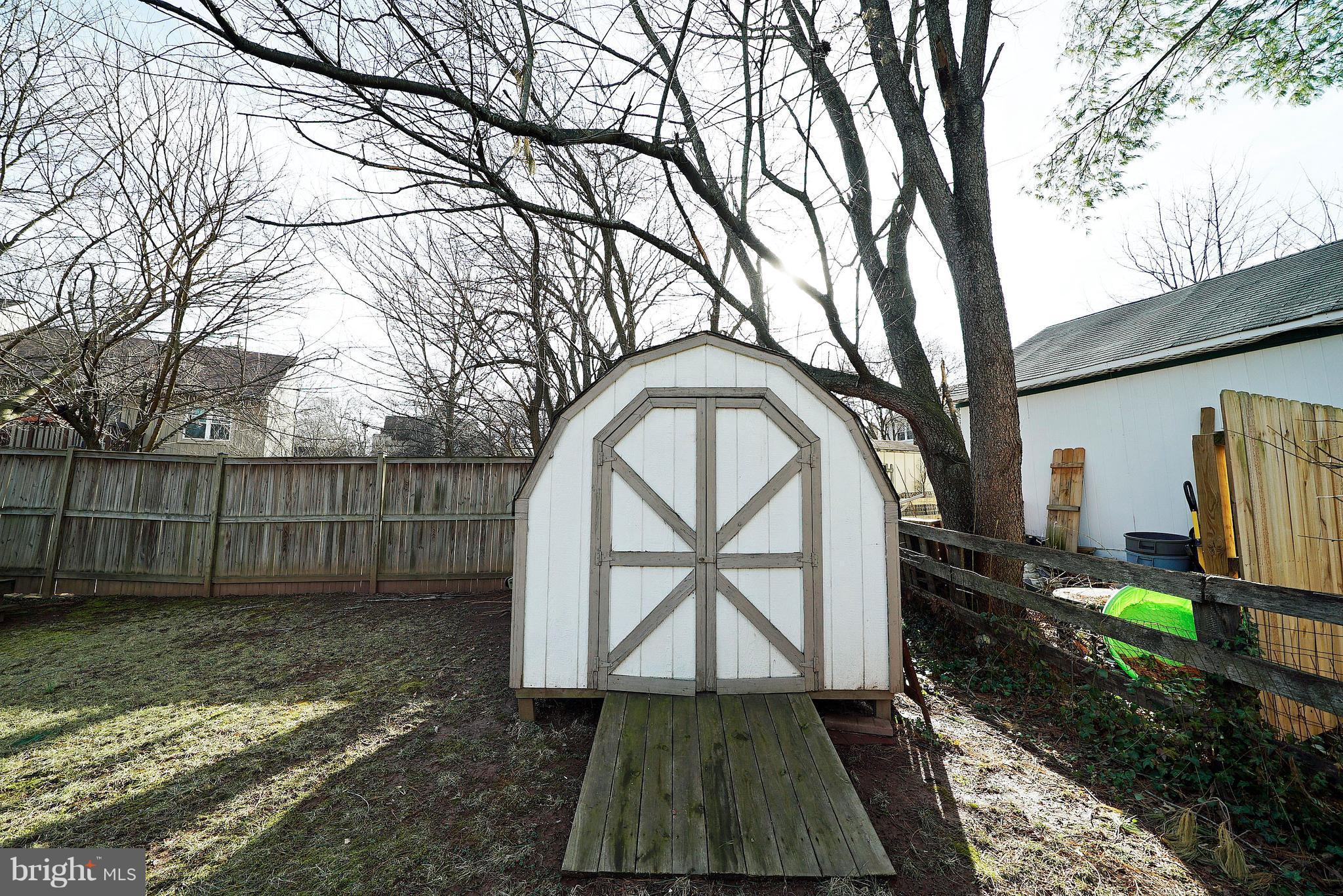 4304 Cub Run Road Chantilly, VA 20151 - Photo 5 of 27 YARD 4 - SHED