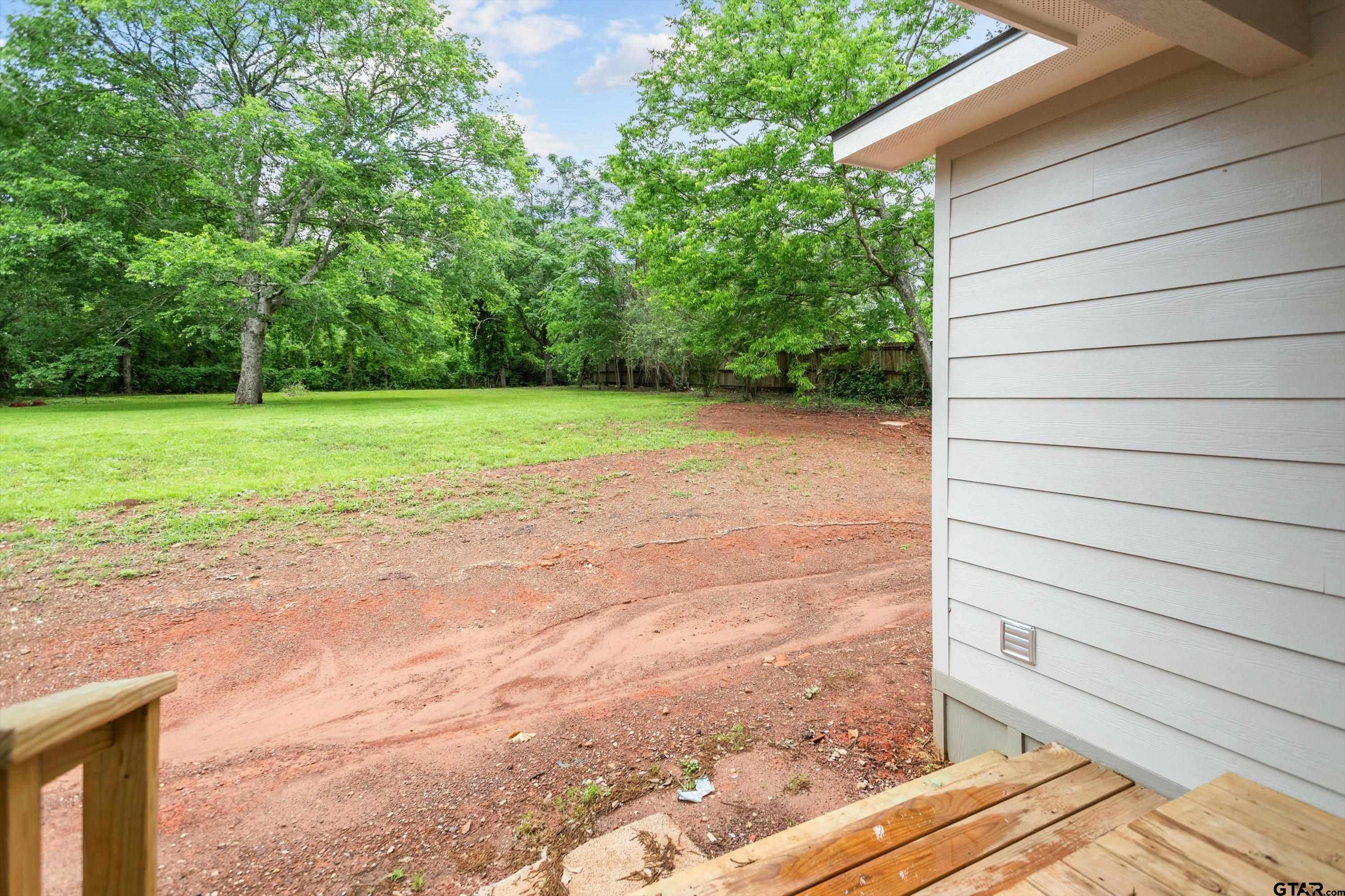601 North 4th Street Crockett, TX 75835 - Photo 22 of 25 a view of back yard of the house