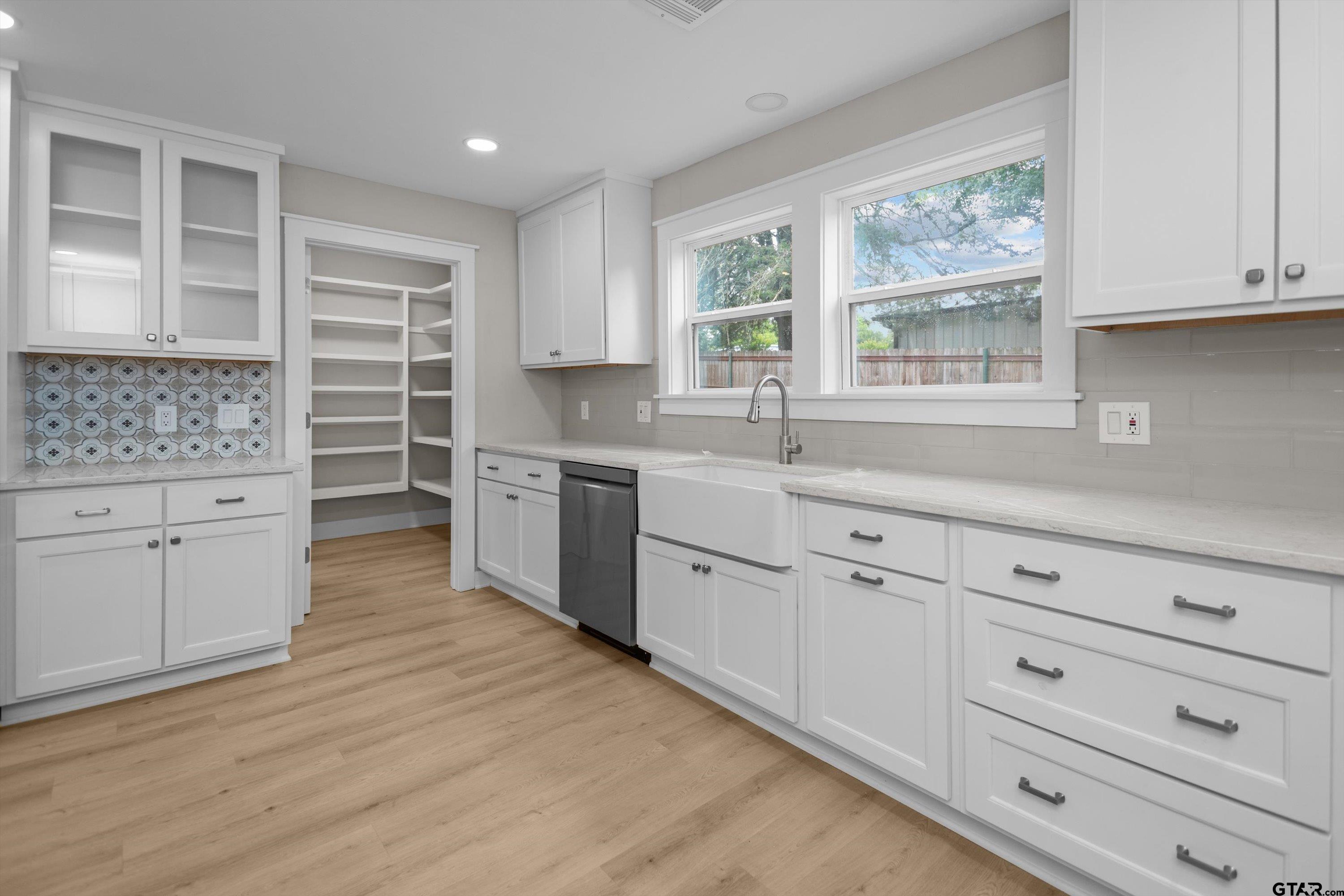 601 North 4th Street Crockett, TX 75835 - Photo 6 of 25 a kitchen with appliances cabinets and a window