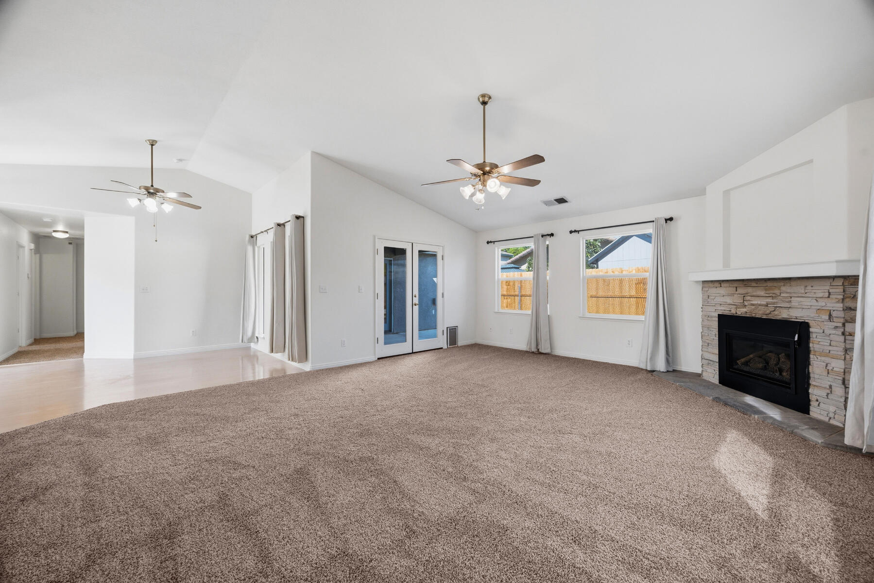 1752 Modoc Avenue Tulare, CA 93274 - Photo 10 of 45 10 - Livingroom (2)
