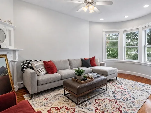 $3,950 | 194 Emerson Street, Unit 1, Boston, MA 02127