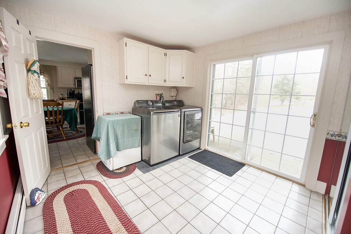 66 N Road Sandown, NH 03873 - Photo 4 of 40