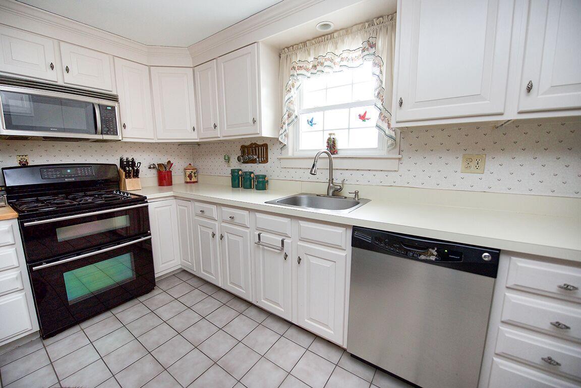 66 N Road Sandown, NH 03873 - Photo 9 of 40