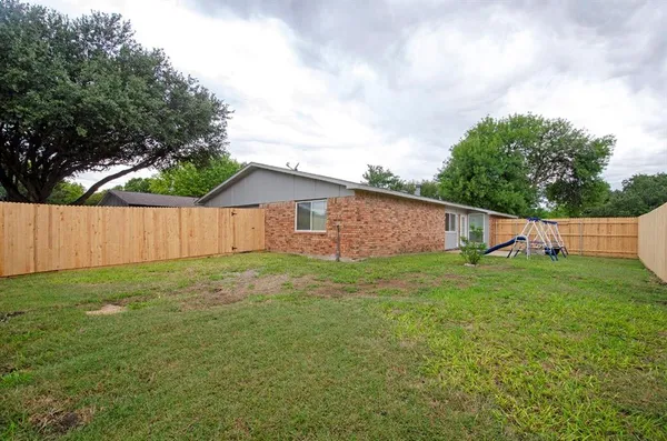 a view of a backyard