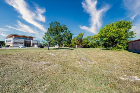 a view of a yard with a house in the background