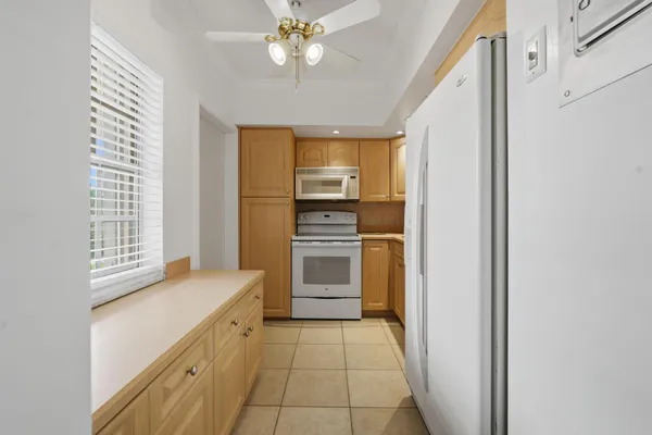 $1,950 | 2801 North Palm Aire Drive, Unit 402, Pompano Beach, FL 33069