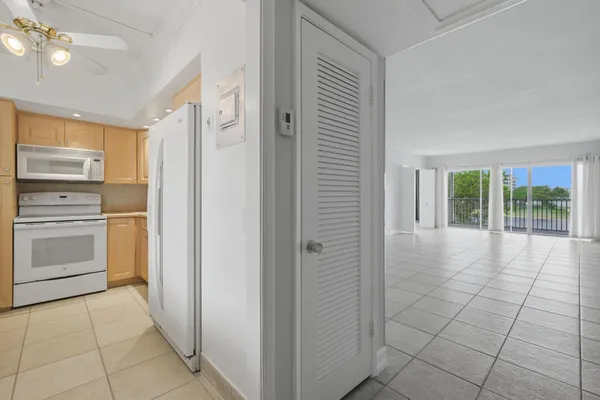 $1,950 | 2801 North Palm Aire Drive, Unit 402, Pompano Beach, FL 33069
