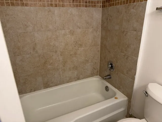 $189,900 | 2920 Roberts Drive, Unit 5, Woodridge, IL 60517