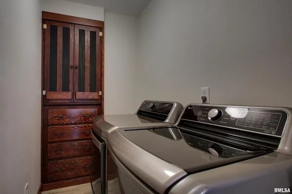 $295,000 | 129 East Main Street, Mount Sterling, IL 62353