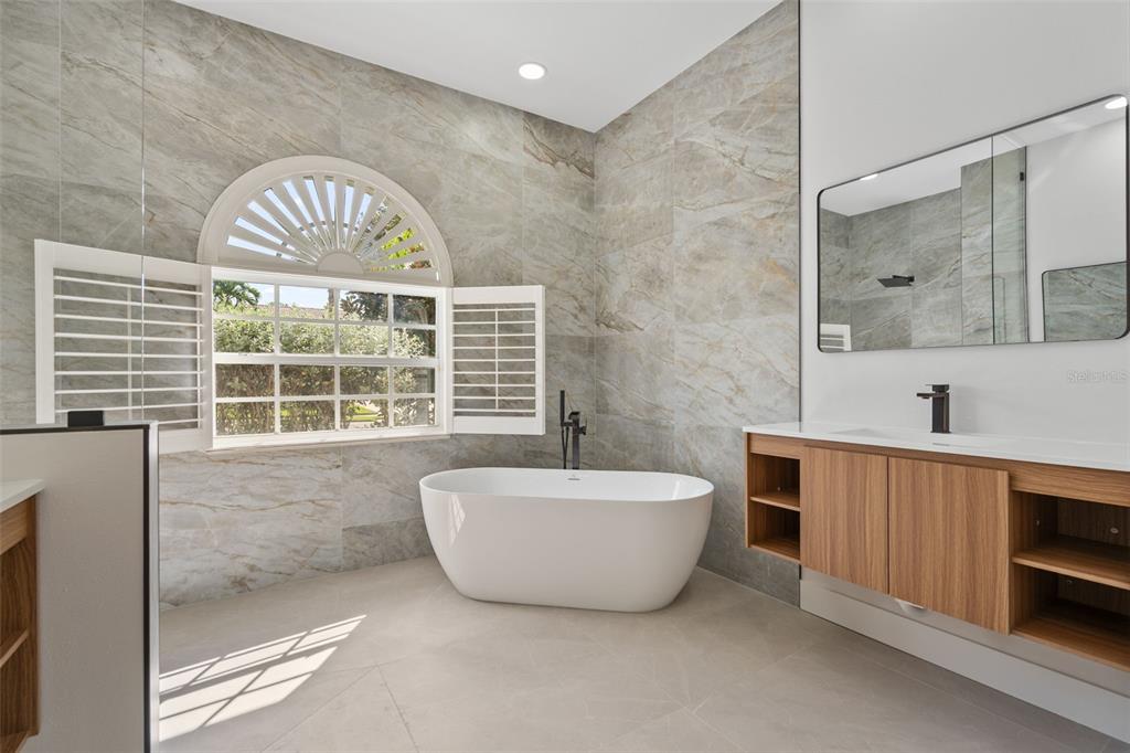 629 Sawgrass Bridge Road Venice, FL 34292 - Photo 19 of 36 a spacious bathroom with a bathtub and a sink