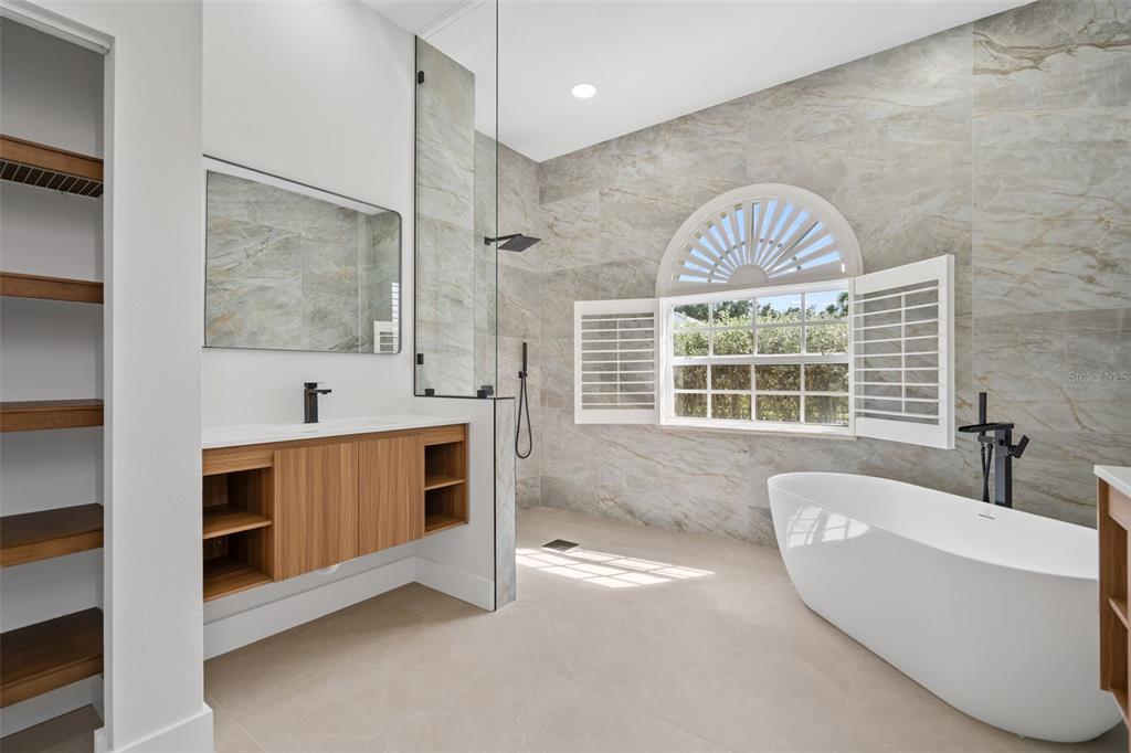 629 Sawgrass Bridge Road Venice, FL 34292 - Photo 20 of 36 a spacious bathroom with a tub and a large window