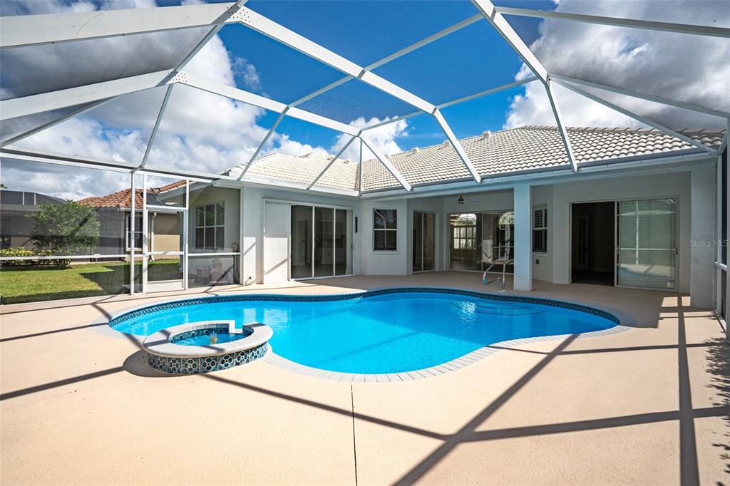 629 Sawgrass Bridge Road Venice, FL 34292 - Photo 29 of 36 a view of indoor pool and sitting area