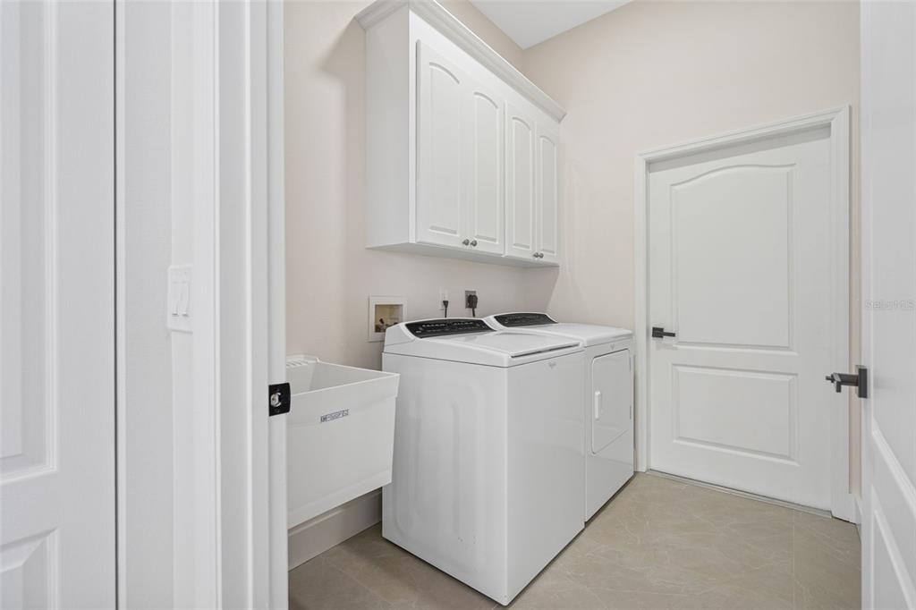 629 Sawgrass Bridge Road Venice, FL 34292 - Photo 31 of 36 a room with dryer and washer