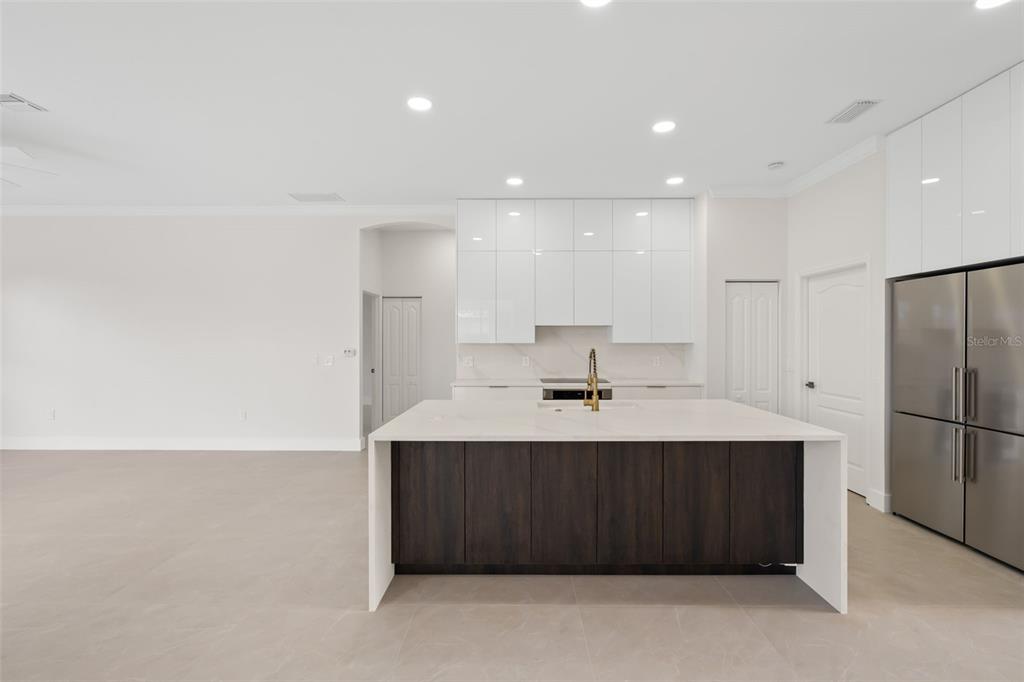 629 Sawgrass Bridge Road Venice, FL 34292 - Photo 9 of 36 a kitchen with a sink a refrigerator and a oven