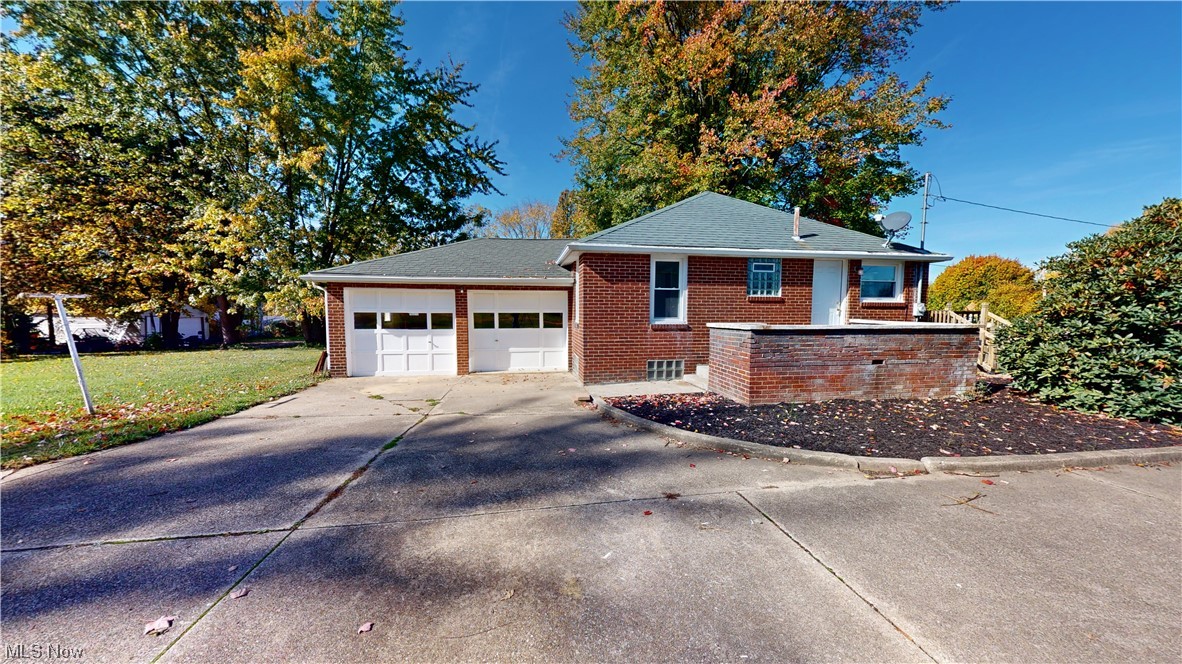 852 East Waterloo Road Akron, OH 44306 - Photo 2 of 24 Ranch-style house featuring a garage and a front lawn