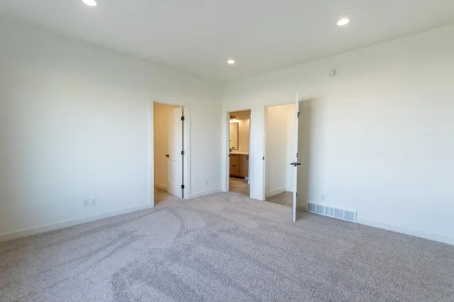 $769,900 | 8319 59th Street South, Horace, ND 58047