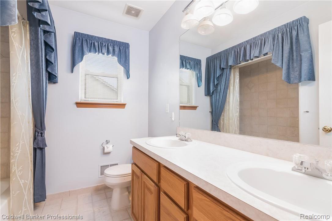 53828 Orson Road New Baltimore, MI 48047 - Photo 26 of 39 Upper level full bath with dual sinks