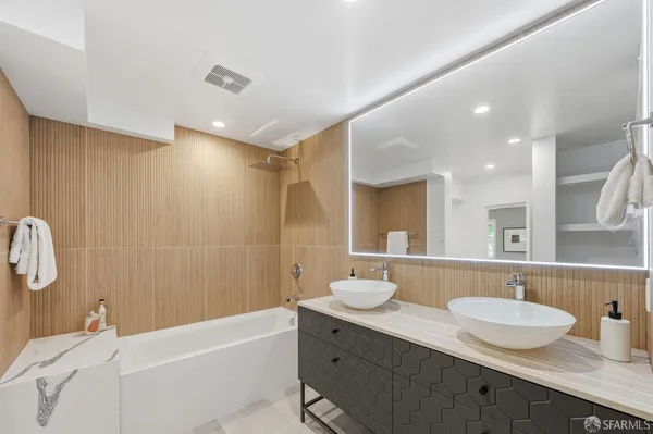 a view of entryway with outdoor space