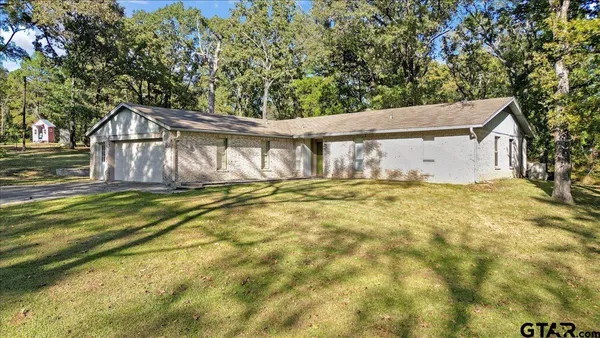a view of a house with a yard