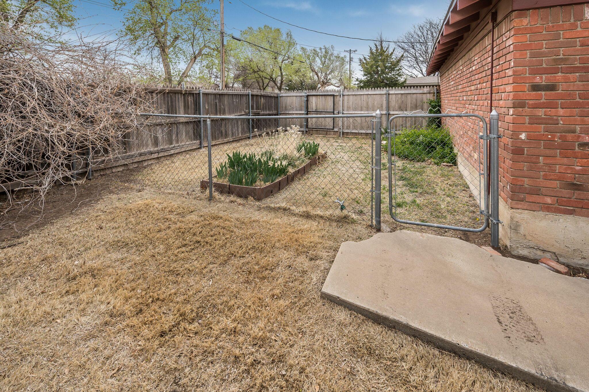 3415 Paramount Boulevard Amarillo, TX 79109 - Photo 29 of 44 a view of a backyard