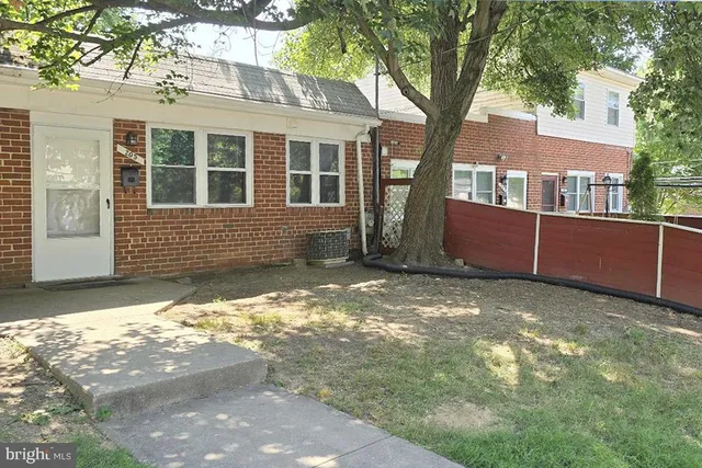 $2,300 | 205 North Adams Street, Rockville, MD 20850