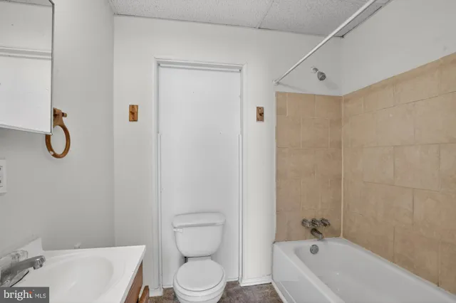 $985 | 2536 Amber Street, Unit 1F, Philadelphia, PA 19125