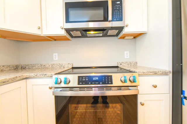 $563,900 | 5 Delphi Way, Londonderry, NH 03053