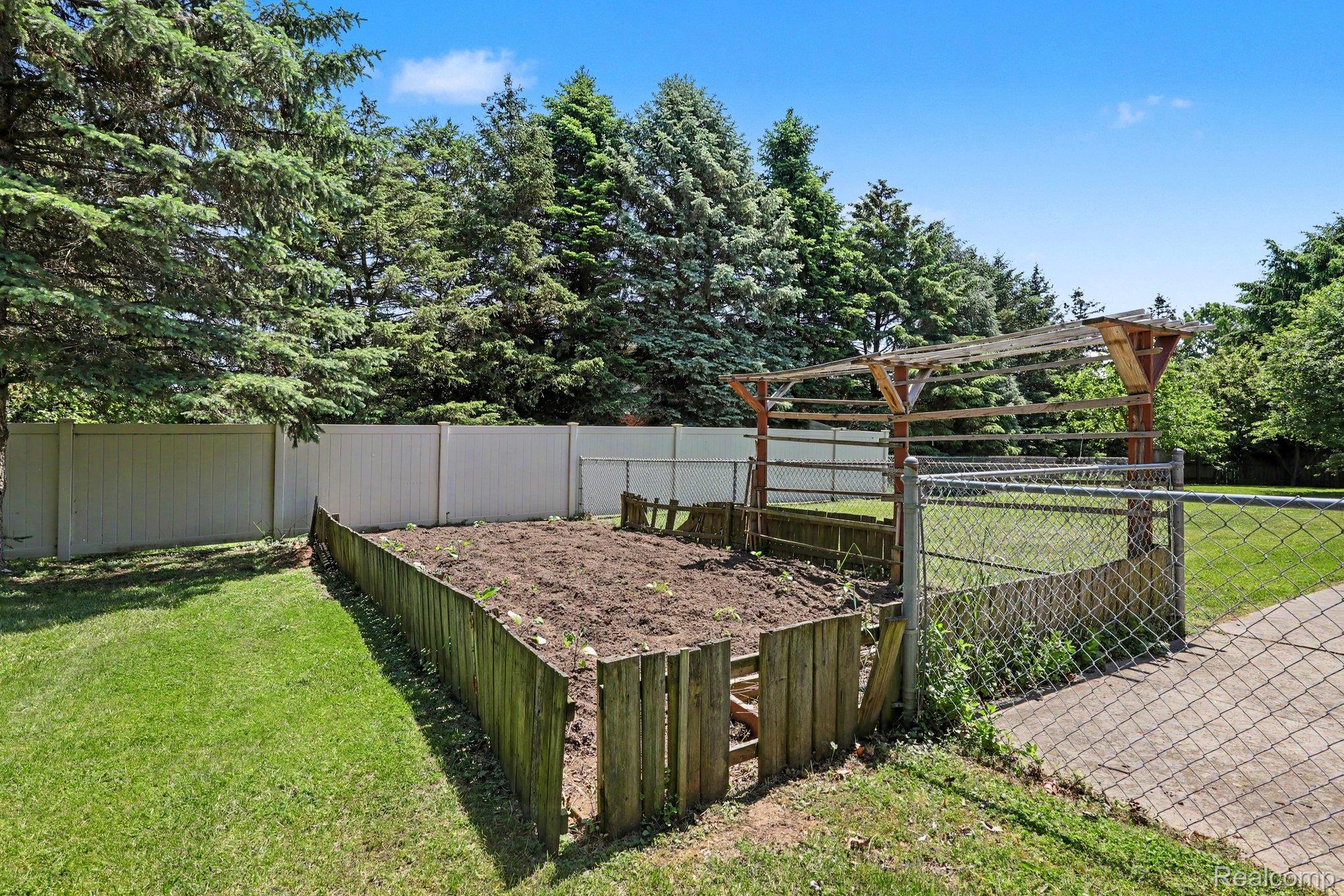 46430 Schoenherr Road Utica, MI 48315 - Photo 31 of 34 028_file_7337.jpg