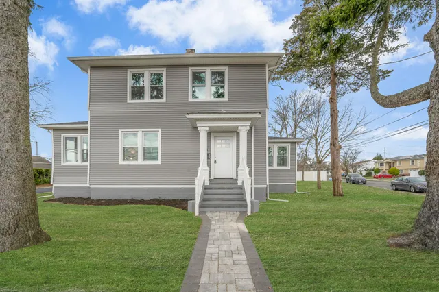 $699,999 | 141 Park Avenue, Lindenhurst, NY 11757