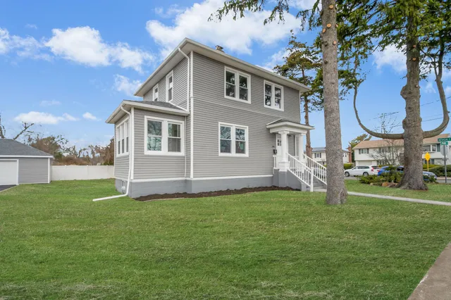 $699,999 | 141 Park Avenue, Lindenhurst, NY 11757