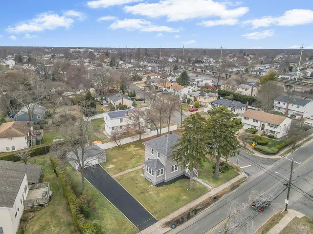 $699,999 | 141 Park Avenue, Lindenhurst, NY 11757