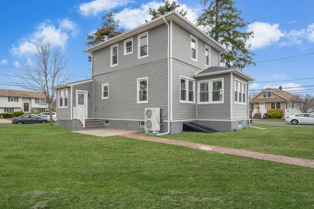 $699,999 | 141 Park Avenue, Lindenhurst, NY 11757