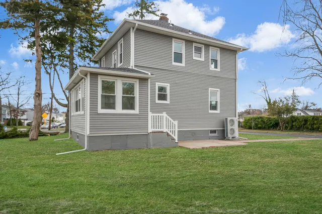 $699,999 | 141 Park Avenue, Lindenhurst, NY 11757