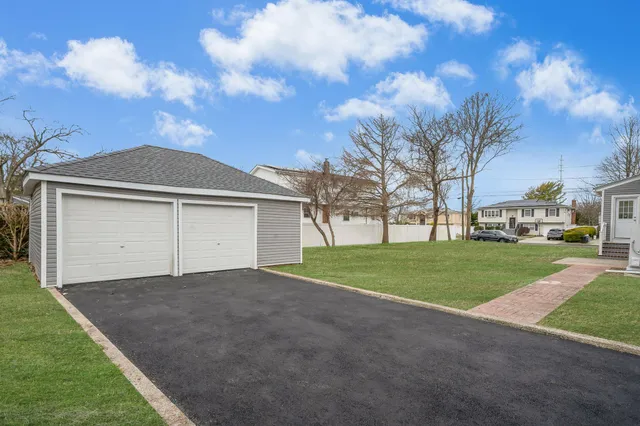 $699,999 | 141 Park Avenue, Lindenhurst, NY 11757