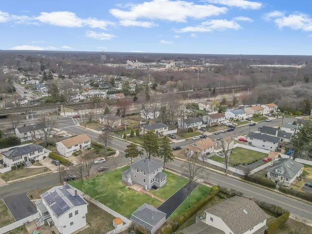 $699,999 | 141 Park Avenue, Lindenhurst, NY 11757