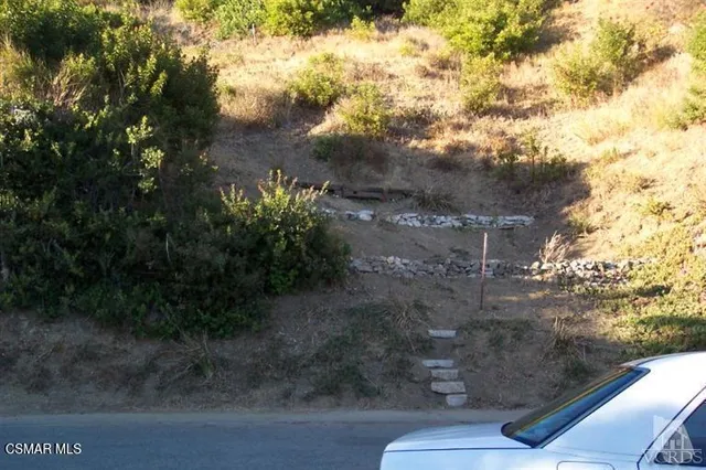 a sign that is sitting on a brick wall