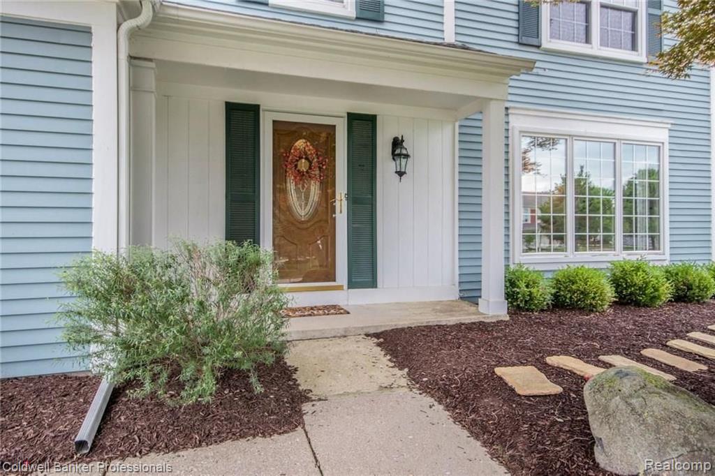 1619 Grandview Drive Rochester Hills, MI 48306 - Photo 2 of 15